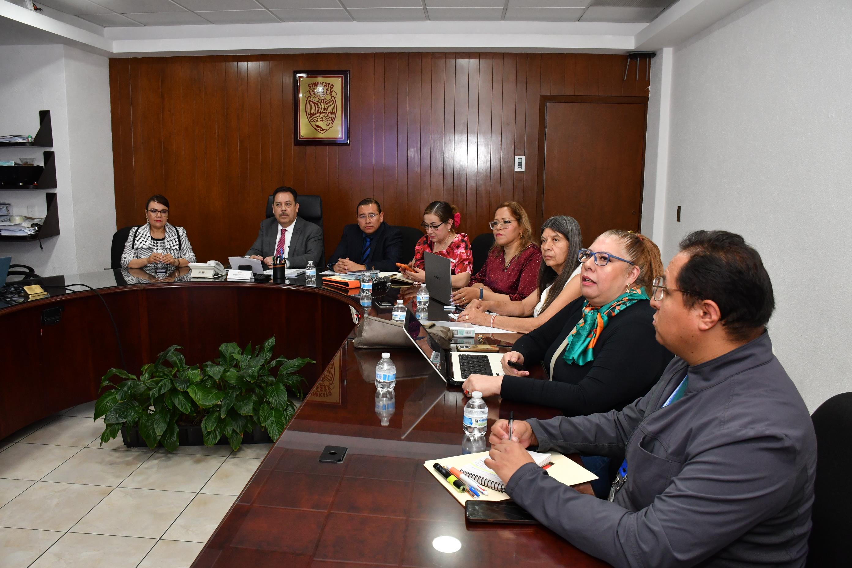 Reunión de trabajo con las Secretarías de Asuntos de Enfermería y Capacitación y Productividad 